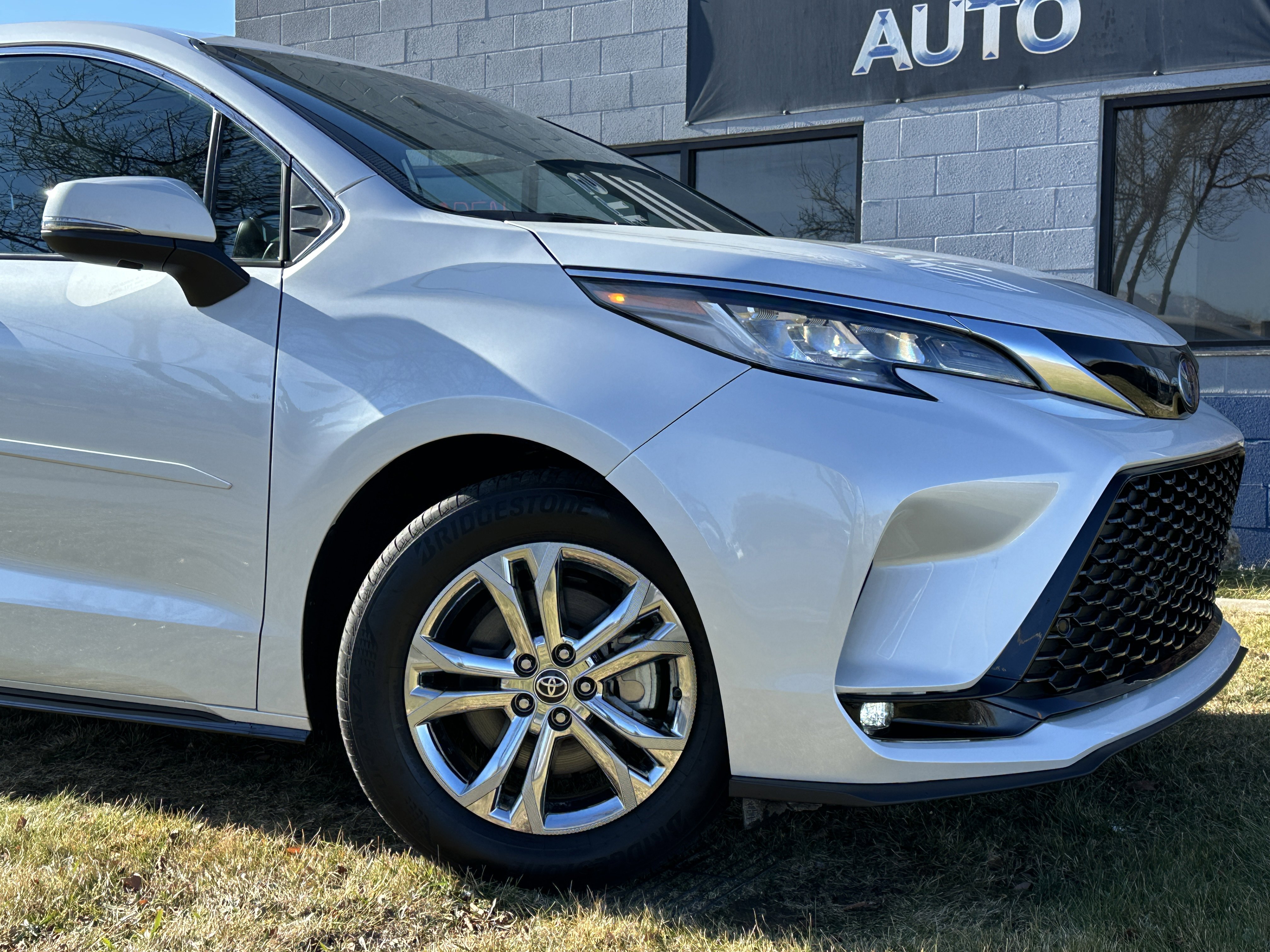 Used 2025 Toyota Sienna Limited image 3