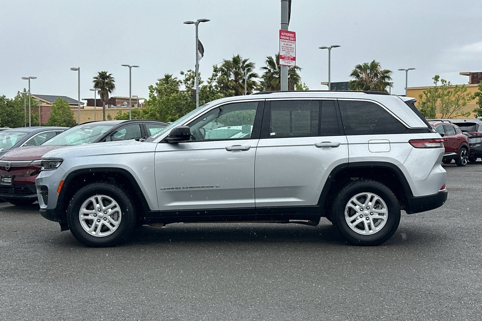 Used 2024 Jeep Grand Cherokee Laredo RWD image 7