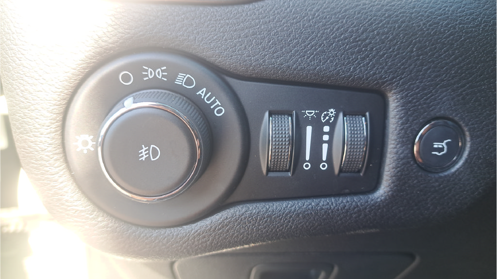 Used 2019 Jeep Cherokee Limited AWD/4WD image 36