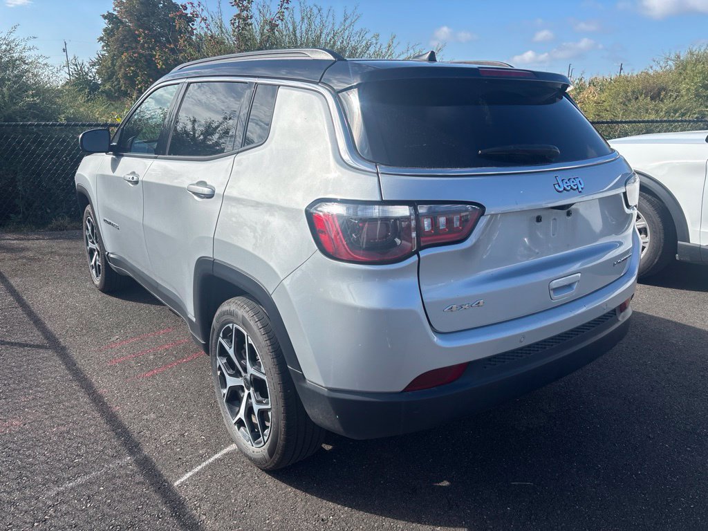 Used 2025 Jeep Compass Limited AWD/4WD image 2