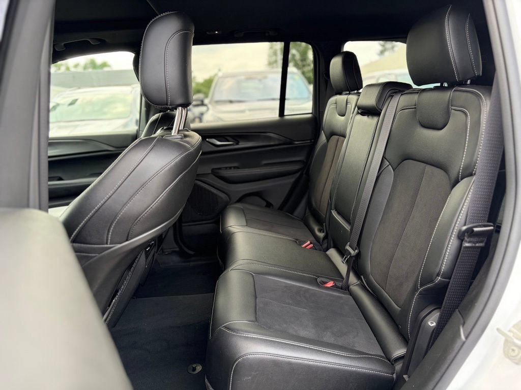 Used 2023 Jeep Grand Cherokee Altitude AWD/4WD image 12