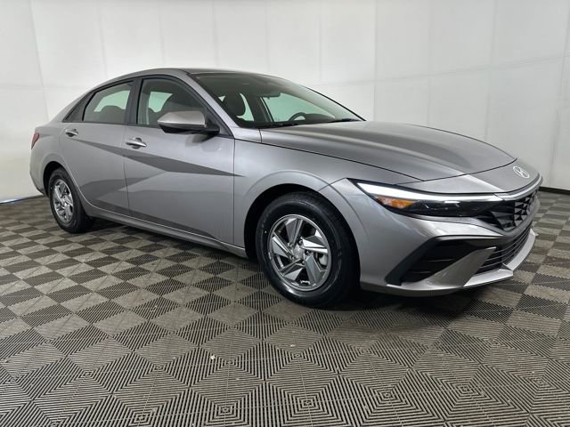 Certified 2024 Hyundai Elantra SE image 2