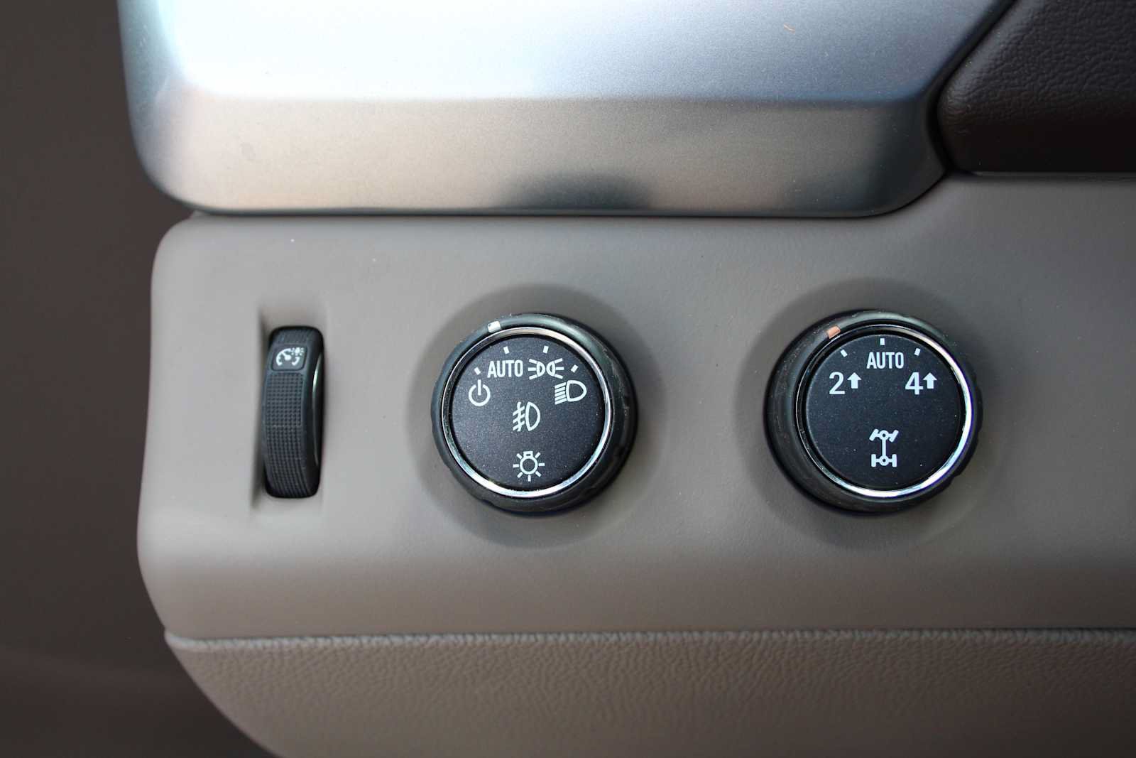 Used 2015 Chevrolet Suburban LTZ AWD/4WD image 35