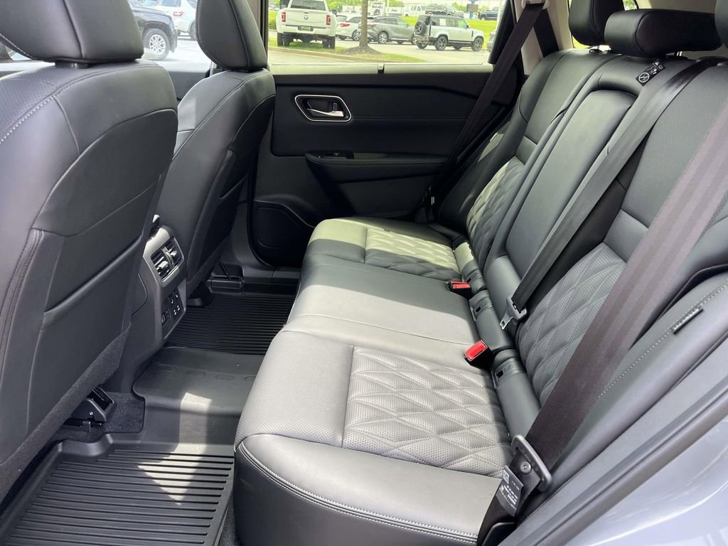Used 2026 Nissan Rogue Platinum w/ Platinum Premium Package AWD/4WD image 9