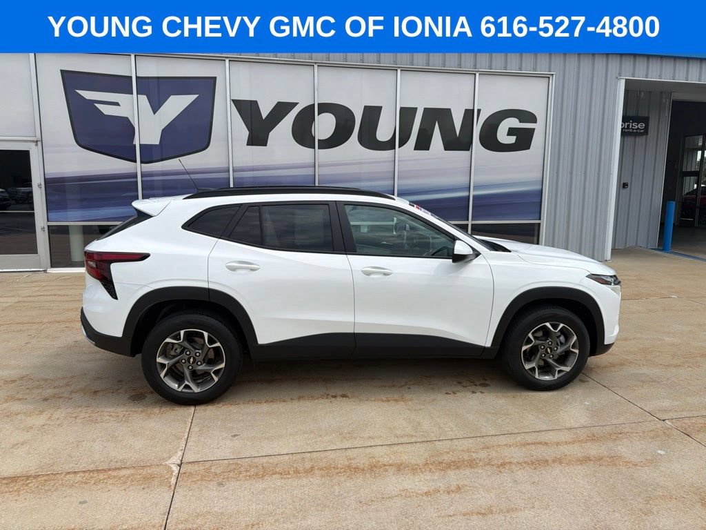 Used 2024 Chevrolet Trax LT FWD image 1