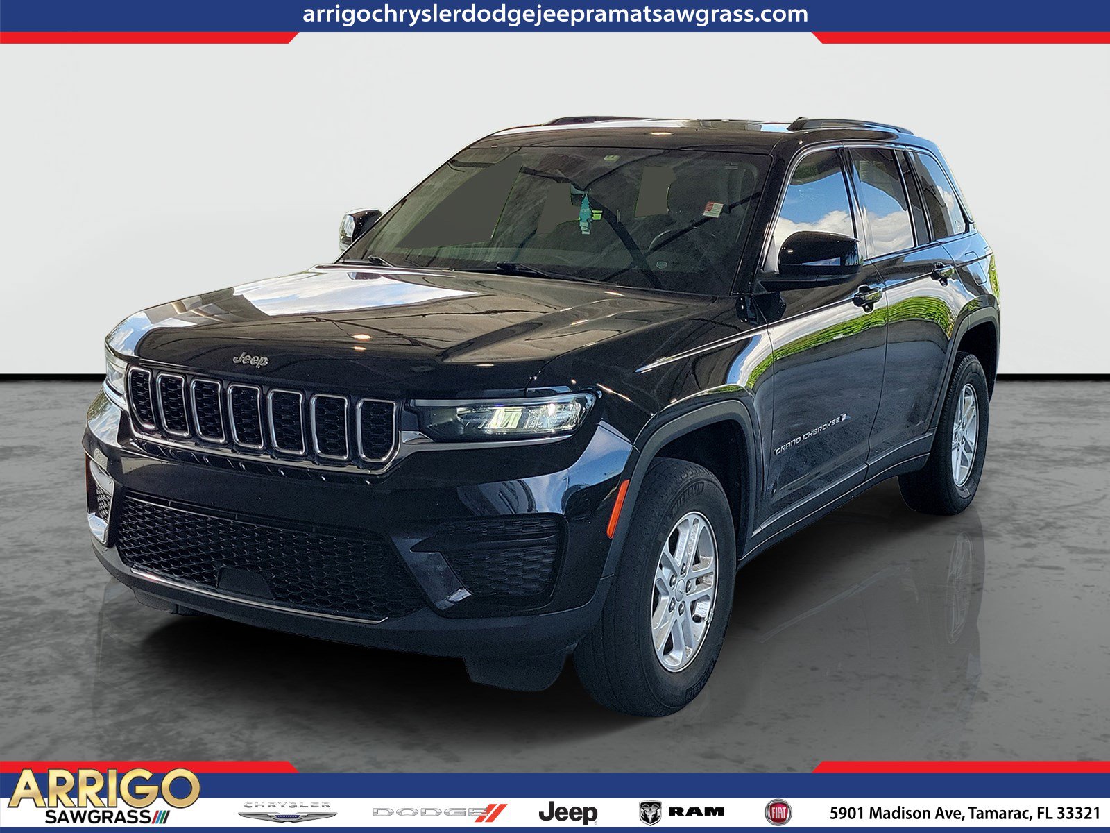 Used 2023 Jeep Grand Cherokee Laredo AWD/4WD image 1