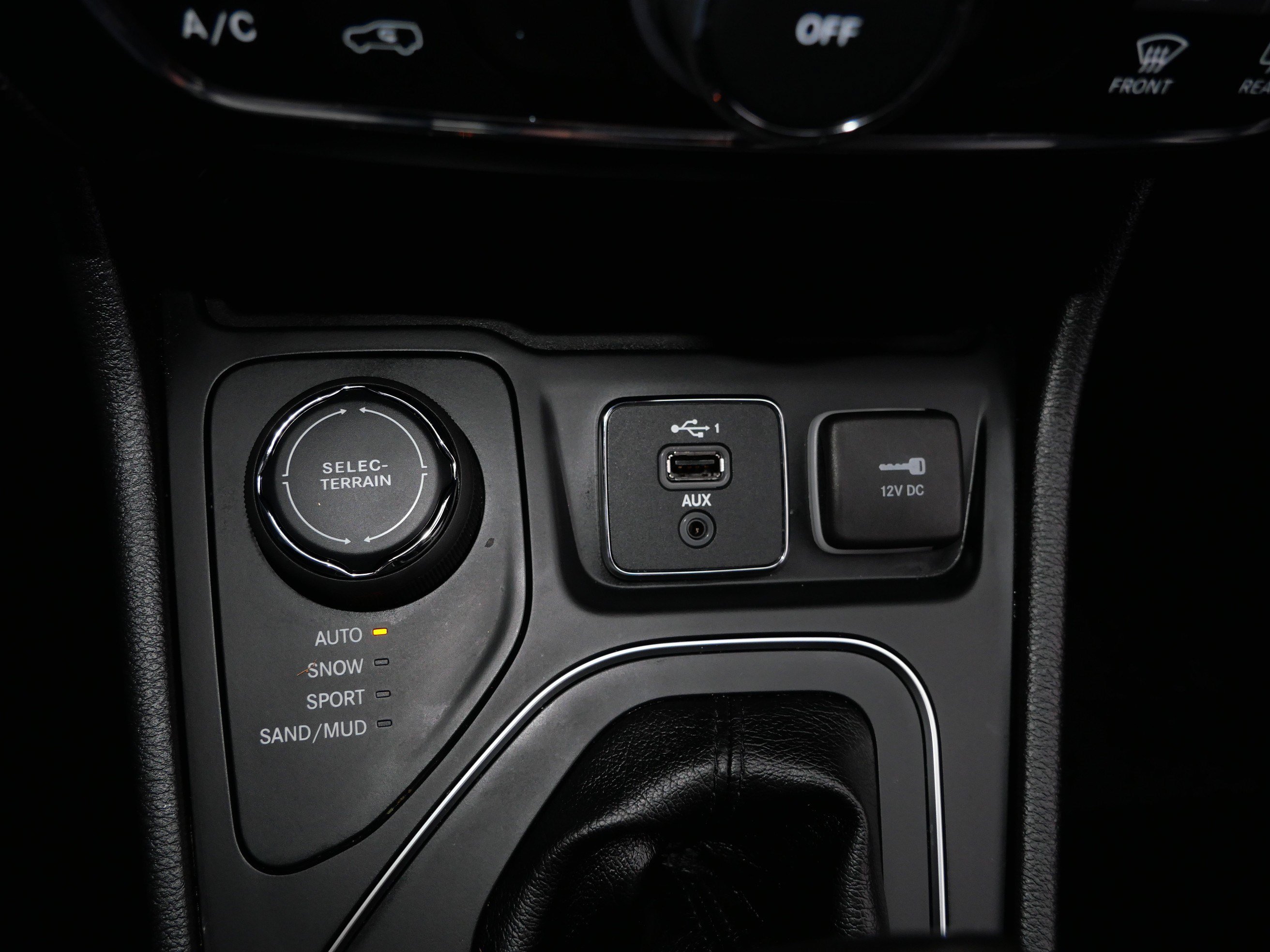 Used 2020 Jeep Cherokee Latitude Plus w/ Cold Weather Group AWD/4WD image 30