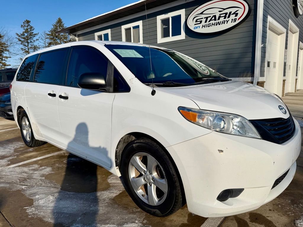 Used 2014 Toyota Sienna L image 2