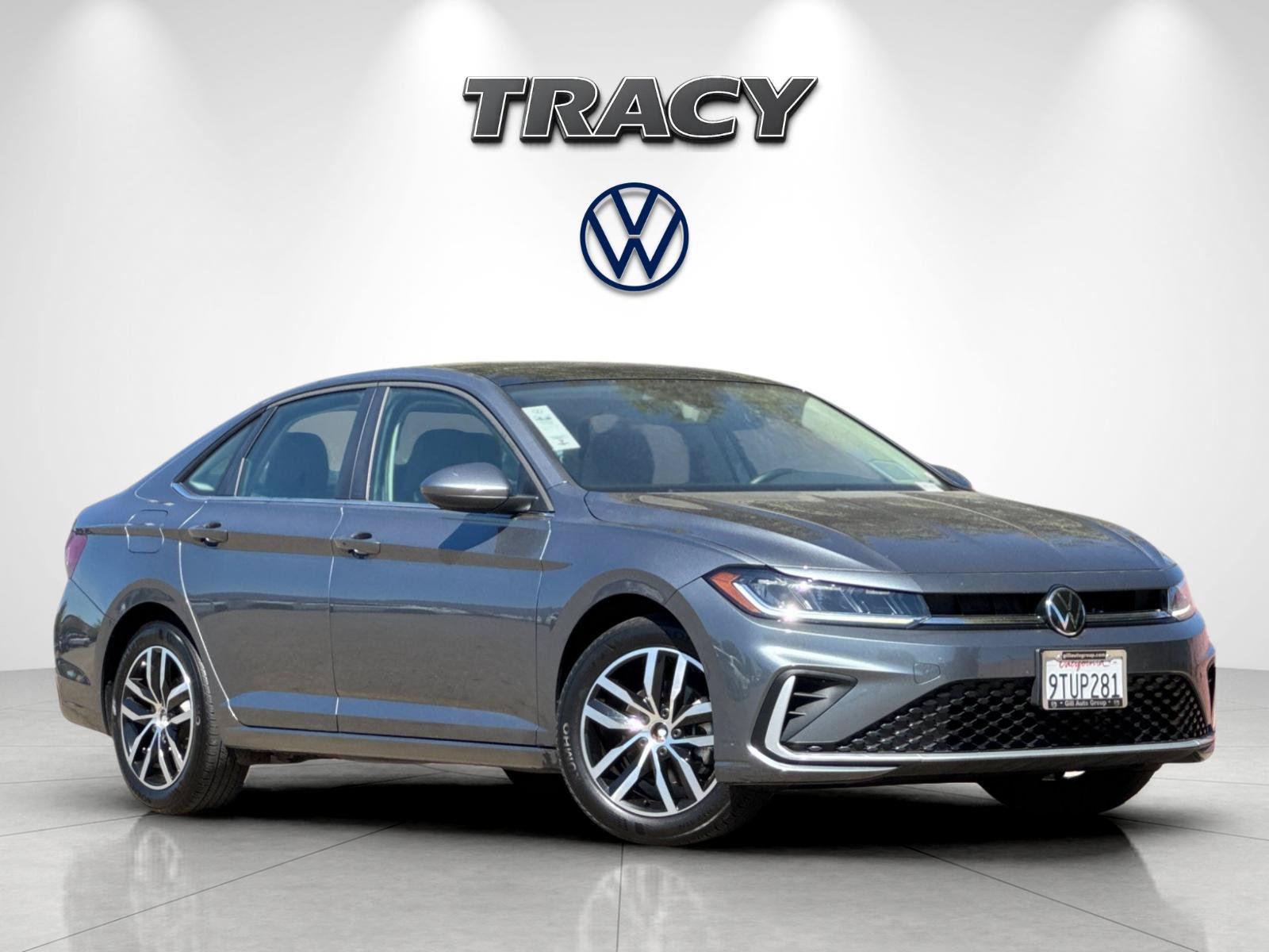 Used 2025 Volkswagen Jetta SE FWD image 2