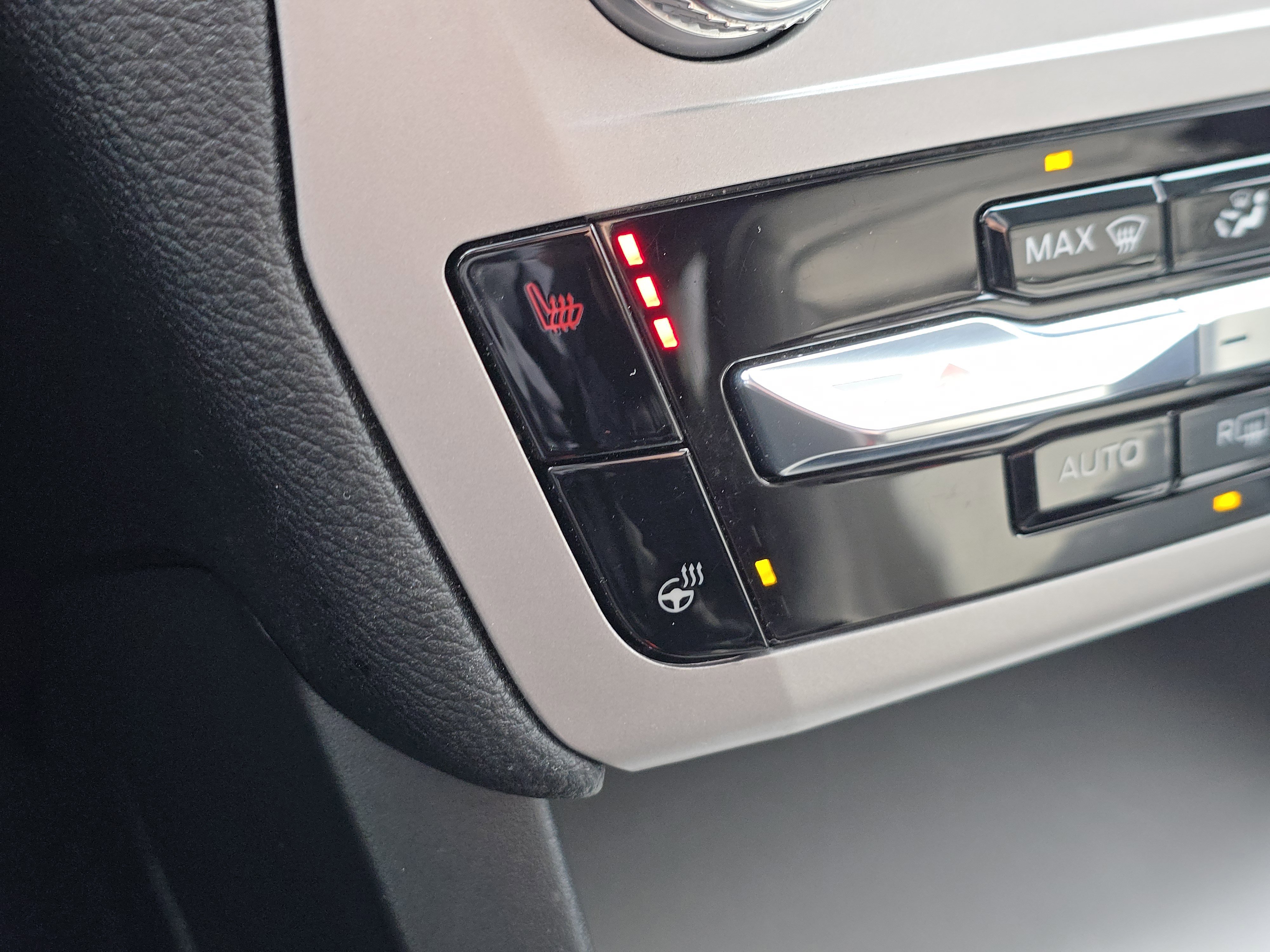 Used 2024 Ford Explorer XLT w/ Equipment Group 202A image 11