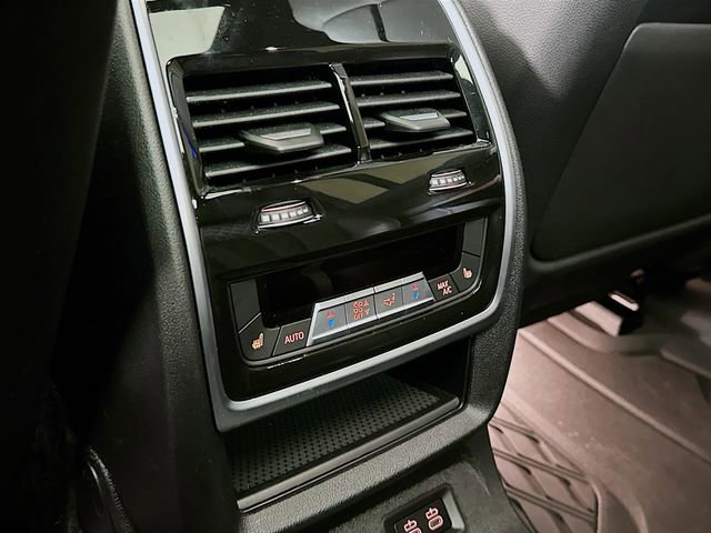 Used 2025 BMW X7 M60i w/ Executive Package image 28