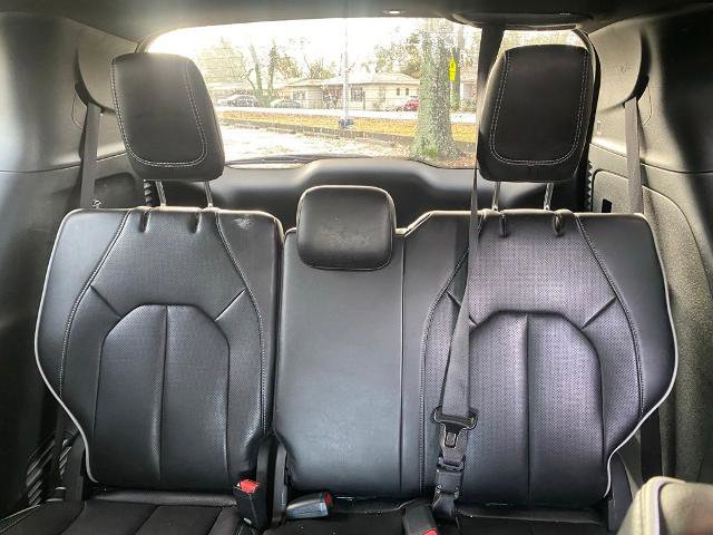 Used 2025 Chrysler Pacifica Limited image 33