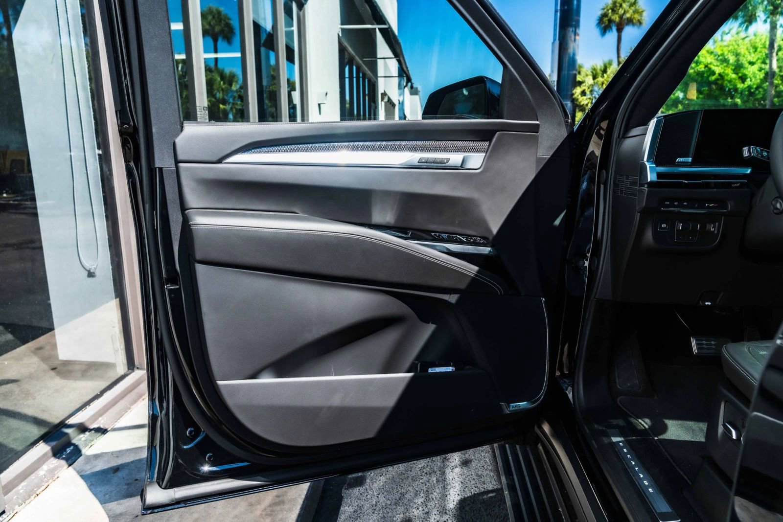 Used 2026 Cadillac Escalade ESV V w/ LPO, ONYX Package image 17