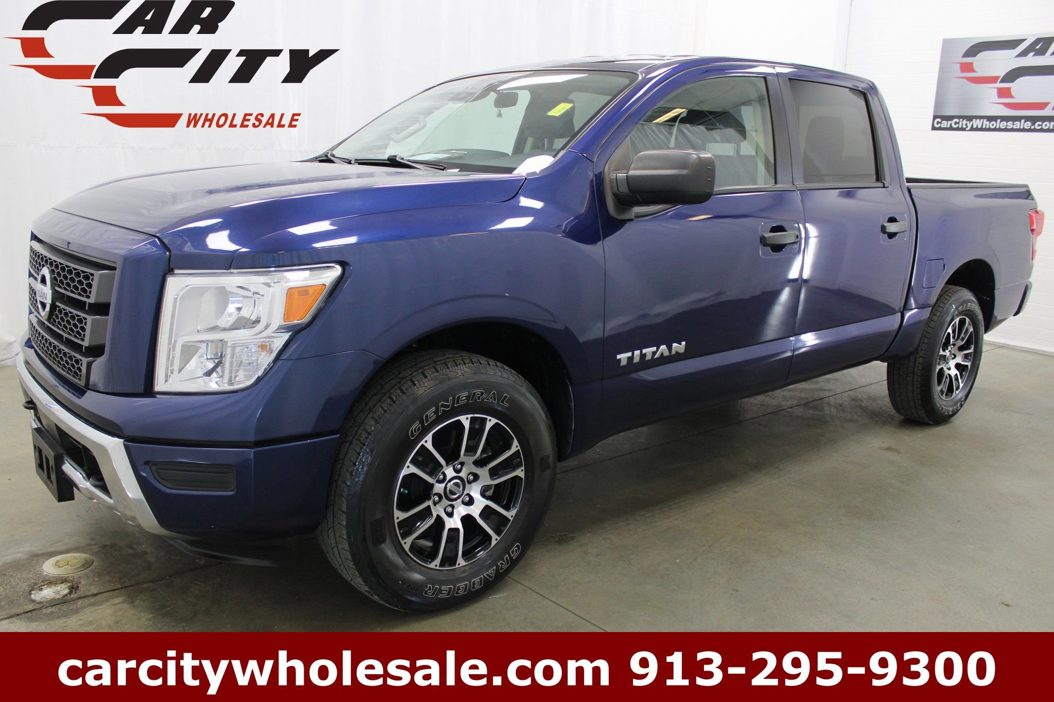 Used 2022 Nissan Titan SV image 1