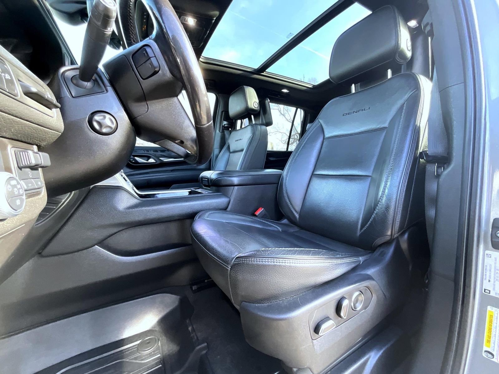 Used 2021 GMC Yukon XL Denali w/ Denali Premium Package image 11