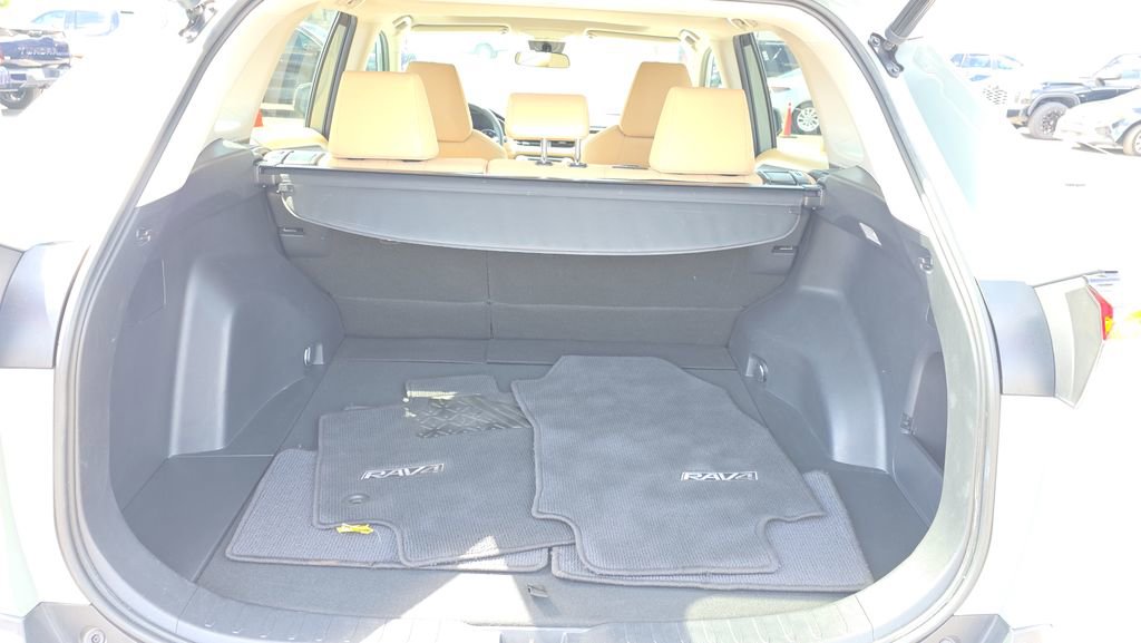 Used 2021 Toyota RAV4 XLE w/ Convenience Package FWD image 9