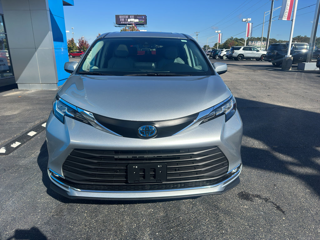 Used 2021 Toyota Sienna XLE FWD image 2
