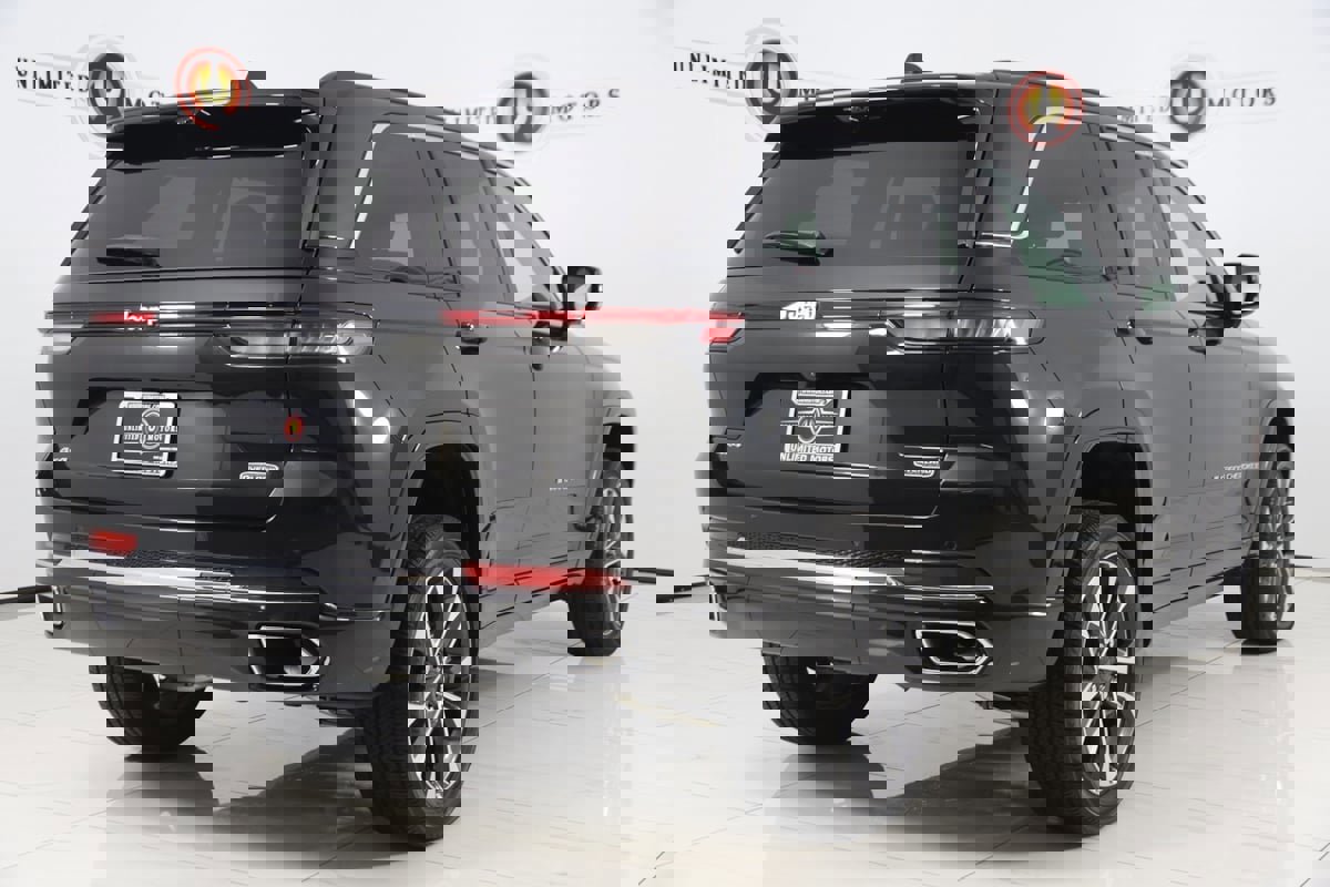 Used 2024 Jeep Grand Cherokee Overland w/ Luxury Tech Group IV image 3