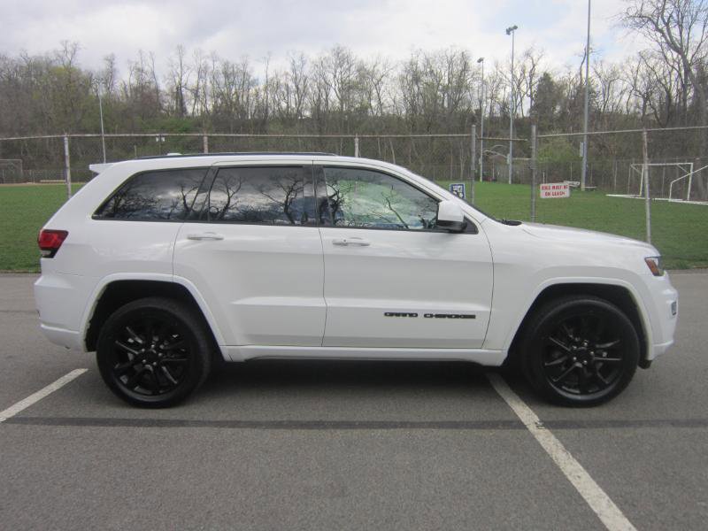 Used 2020 Jeep Grand Cherokee Altitude image 3