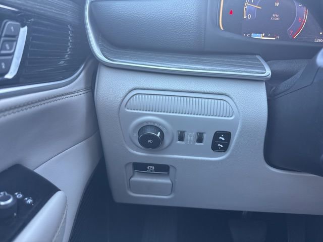 Used 2024 Jeep Wagoneer Series II w/ Flexible Seating Group image 18