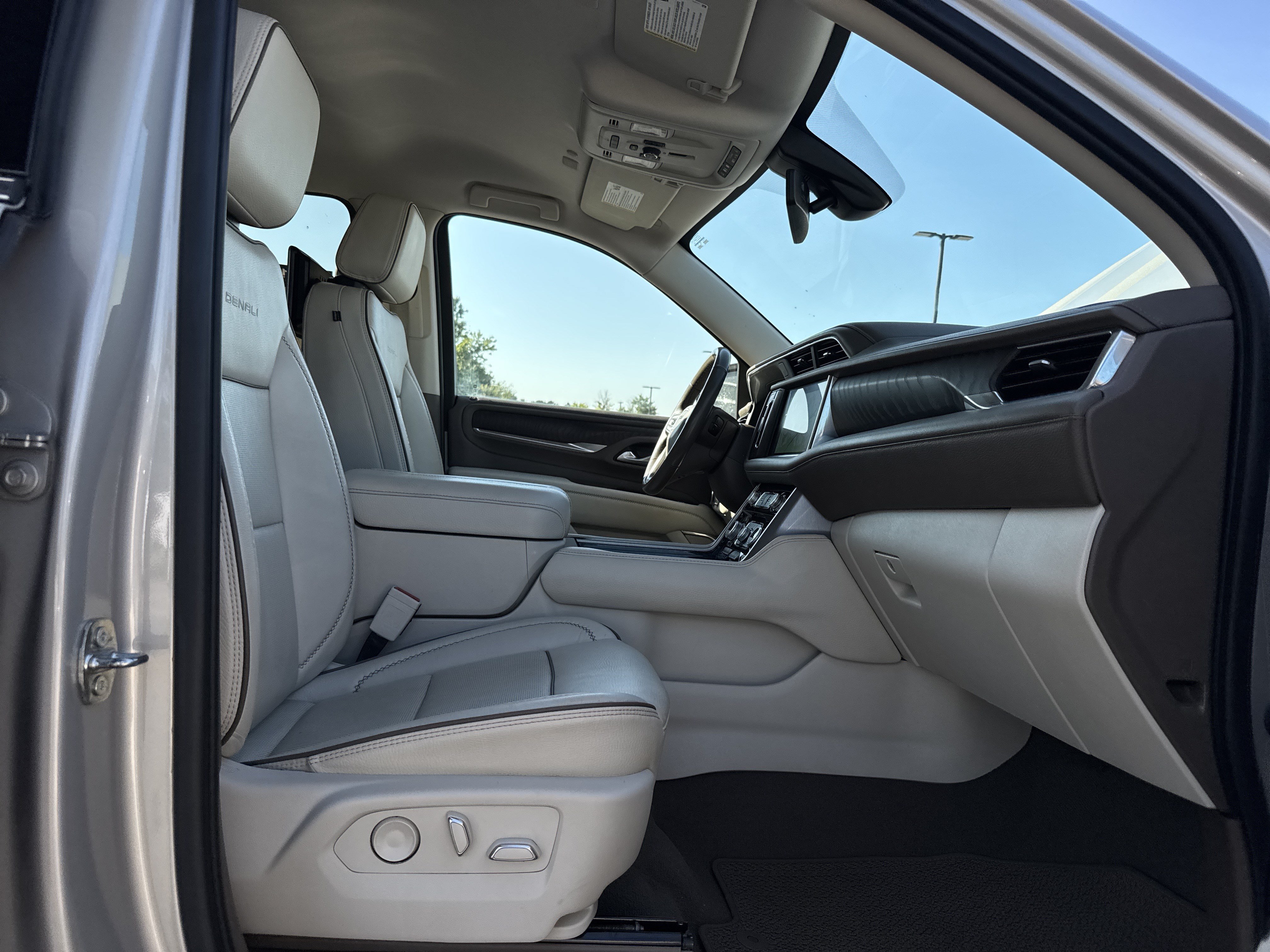 Used 2022 GMC Yukon XL Denali AWD/4WD image 33