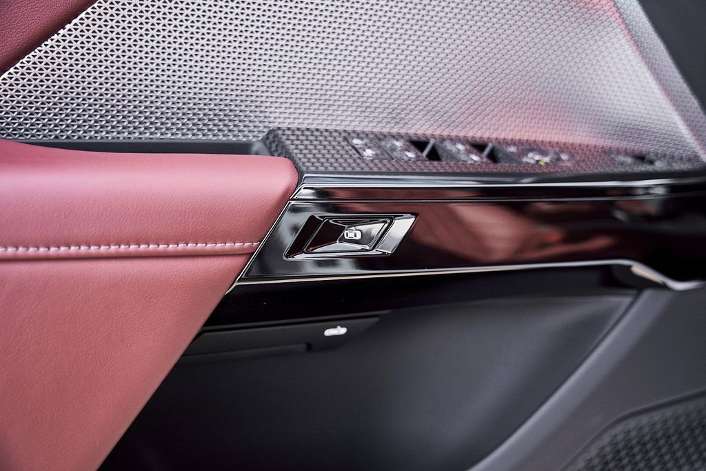 Used 2025 BMW 760i xDrive w/ Premium Package image 36