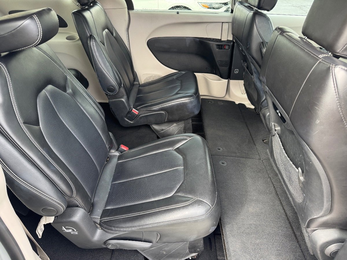 Used 2023 Chrysler Pacifica Touring-L FWD image 18