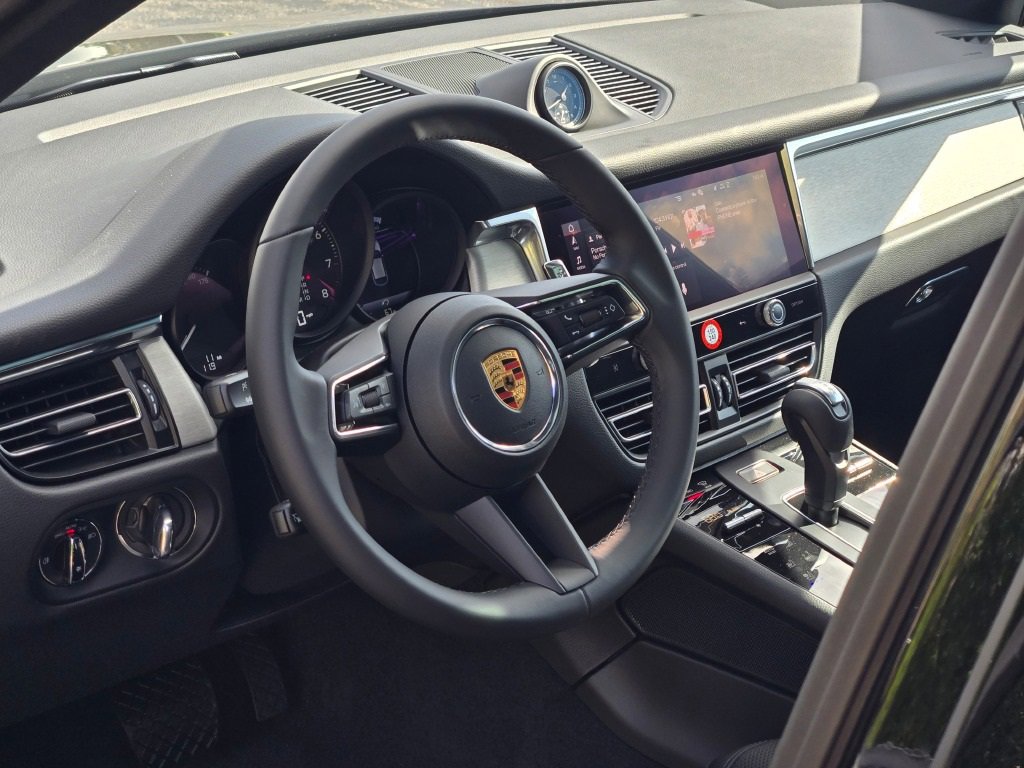 New 2026 Porsche Macan image 4