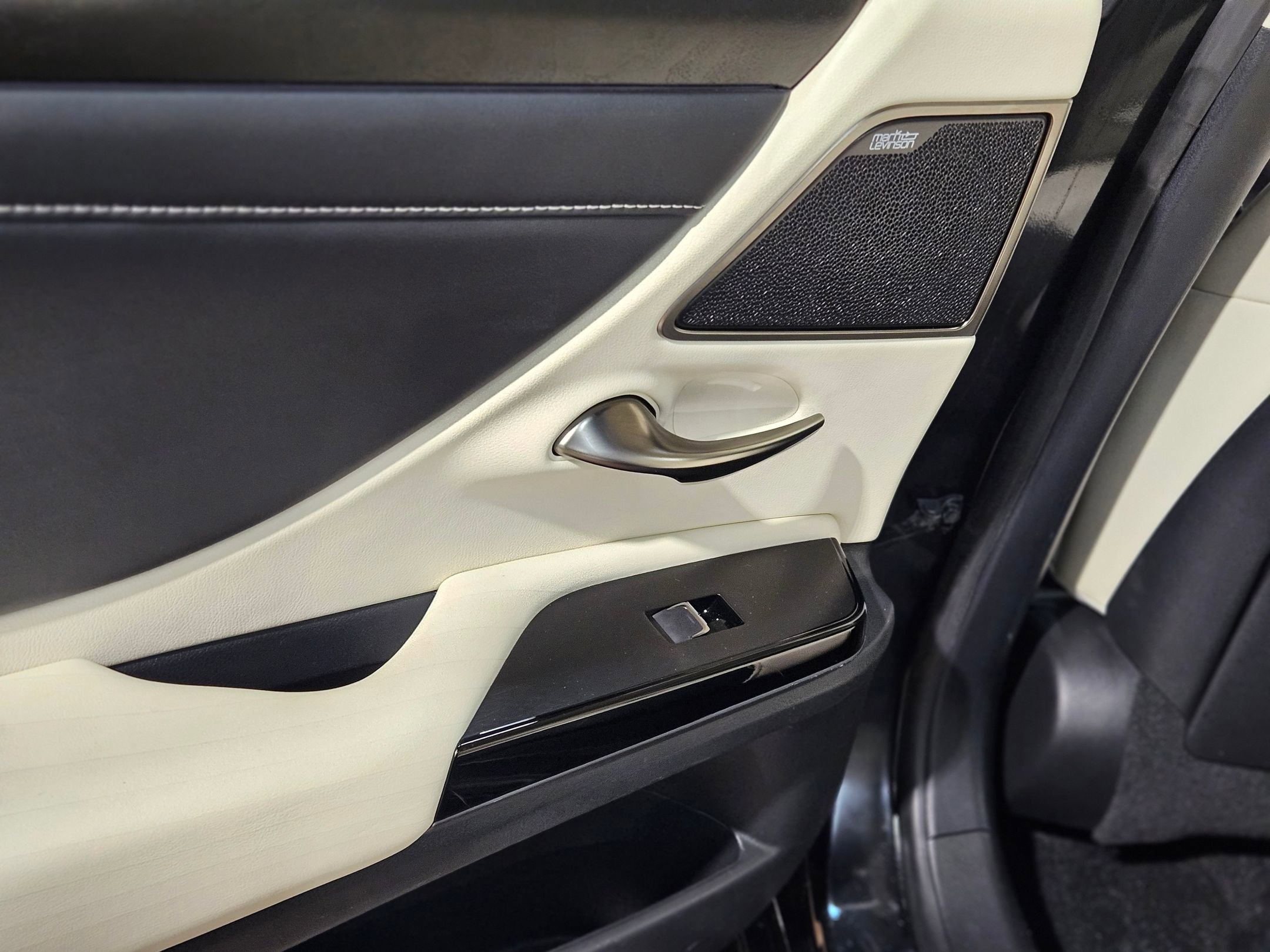 Used 2022 Lexus ES 300h w/ Premium Package image 33