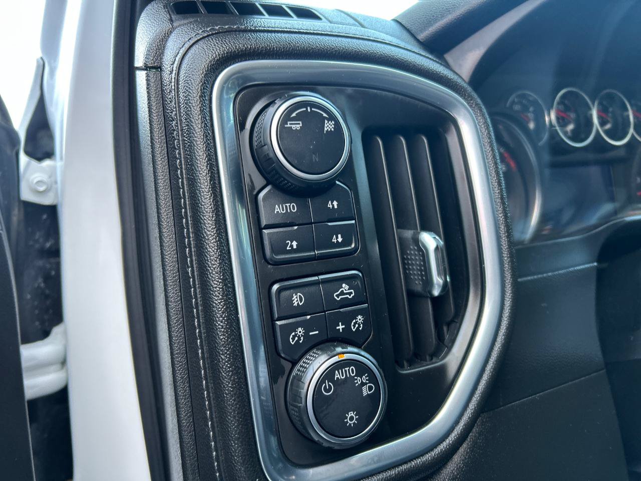 Used 2019 Chevrolet Silverado 1500 LT Trail Boss AWD/4WD image 11