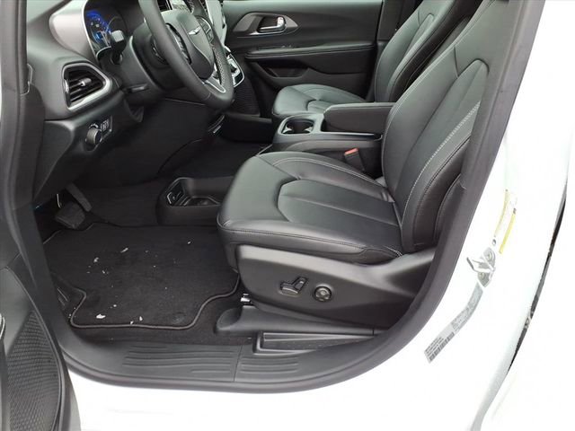 New 2026 Chrysler Voyager LX image 13