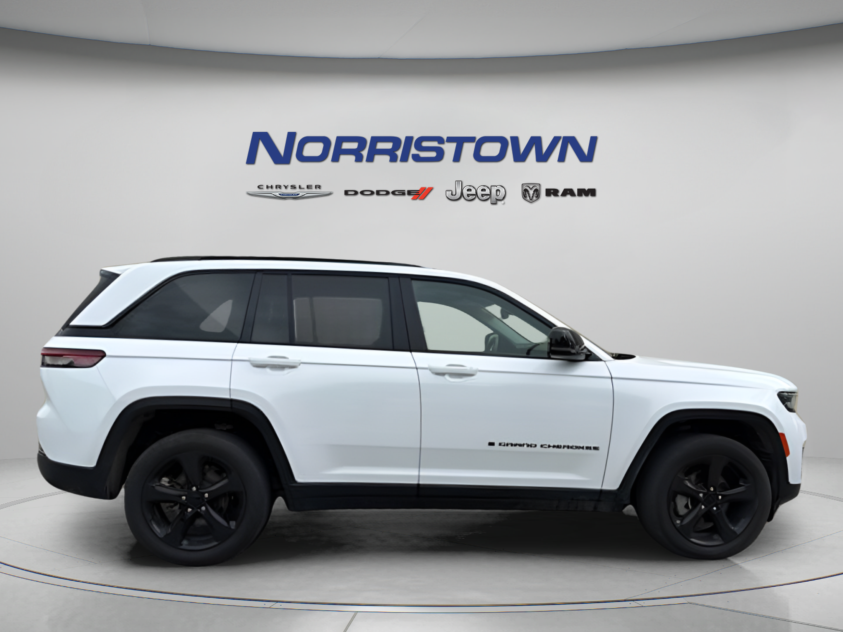 Used 2023 Jeep Grand Cherokee Limited w/ Black Appearance Package AWD/4WD image 7