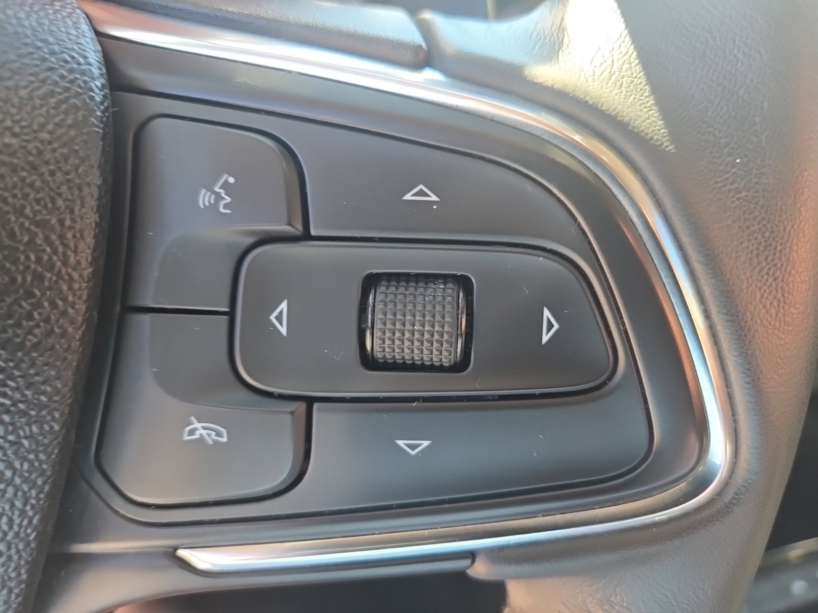 Used 2023 Buick Envision Essence w/ Technology Package I FWD image 20