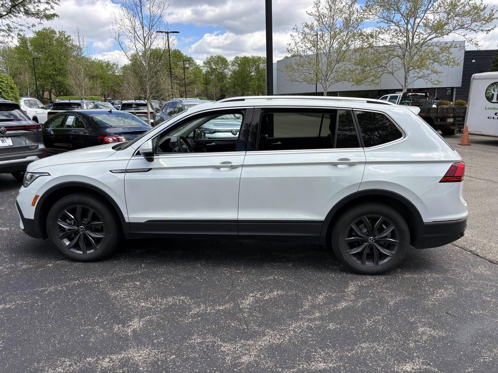 Used 2023 Volkswagen Tiguan SE w/ Panoramic Sunroof Package FWD image 8