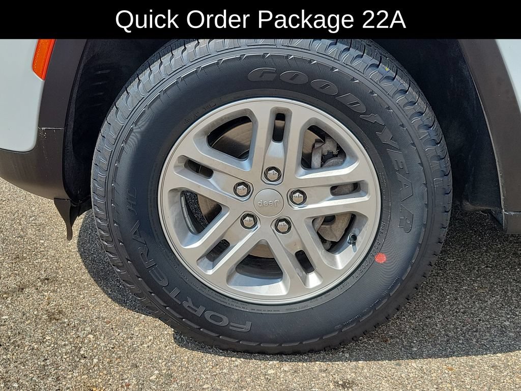 Used 2022 Jeep Grand Cherokee Laredo w/ Luxury Tech Group I AWD/4WD image 6