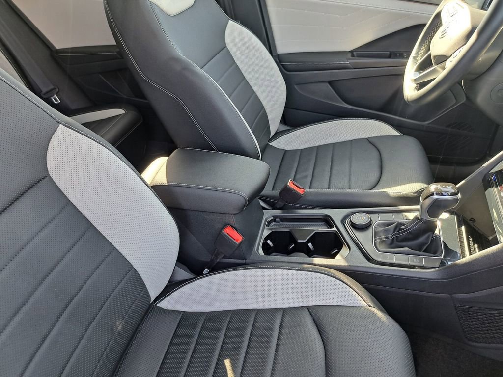 Used 2025 Volkswagen Taos SEL image 18