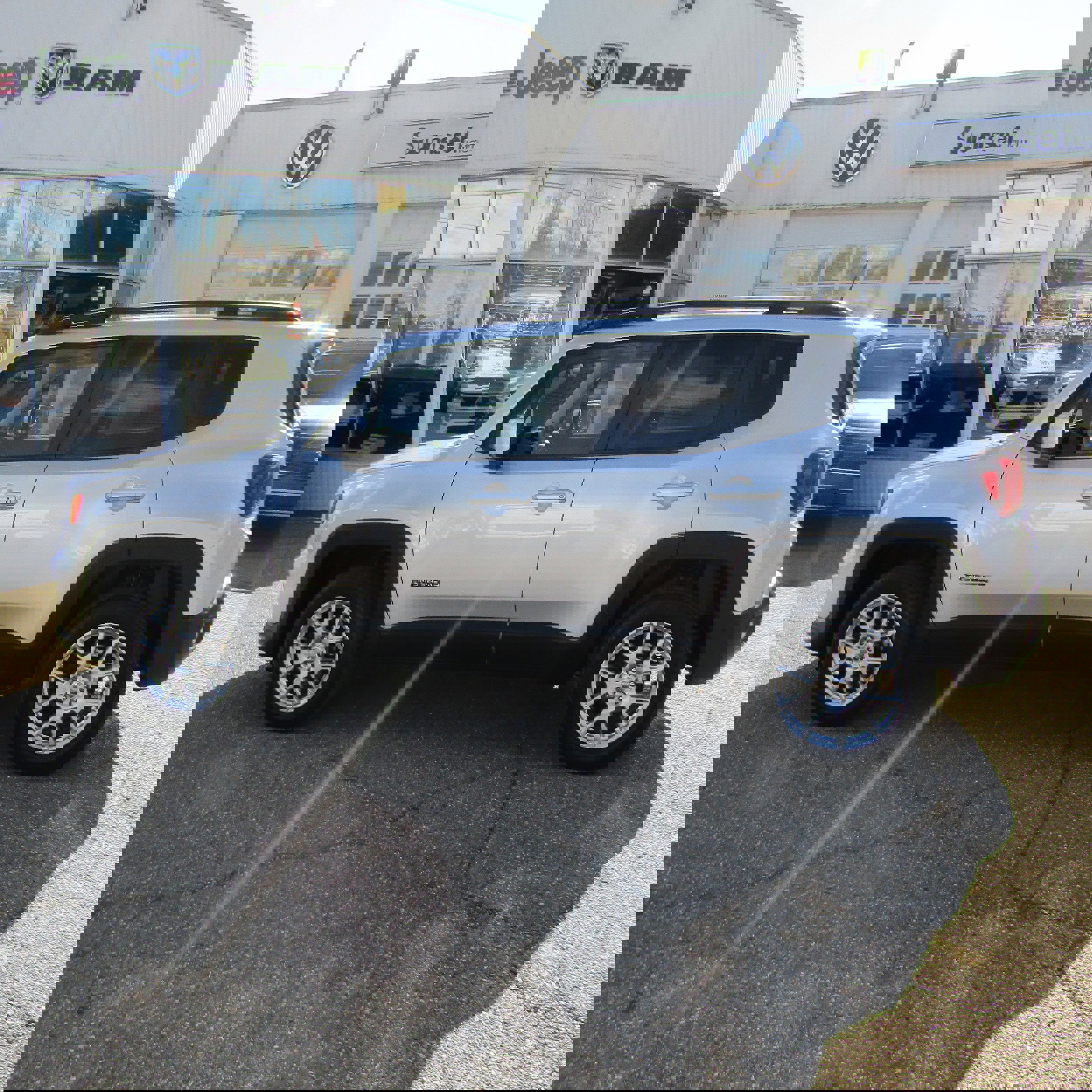 Used 2019 Jeep Renegade Latitude w/ UConnect 8.4 Nav Group image 1