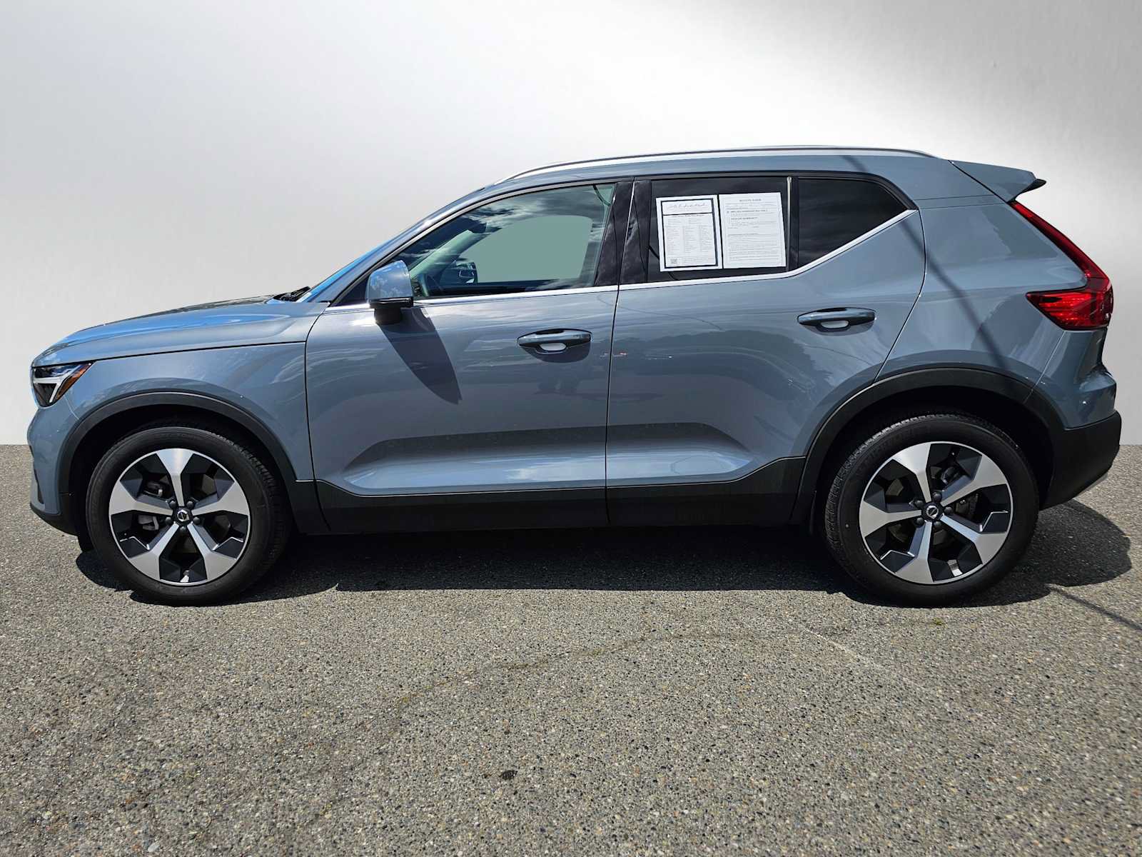 Certified 2023 Volvo XC40 B5 Plus w/ Protection Package Premier AWD/4WD image 6