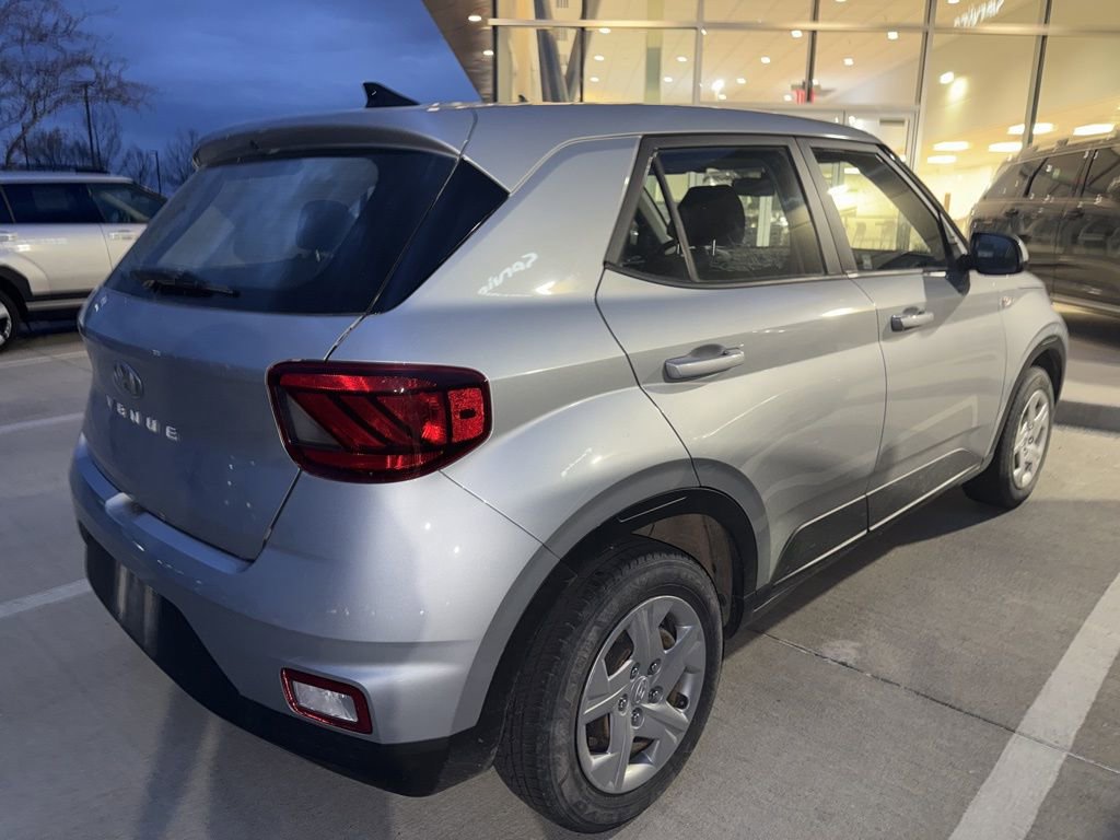 Used 2020 Hyundai Venue SE image 4