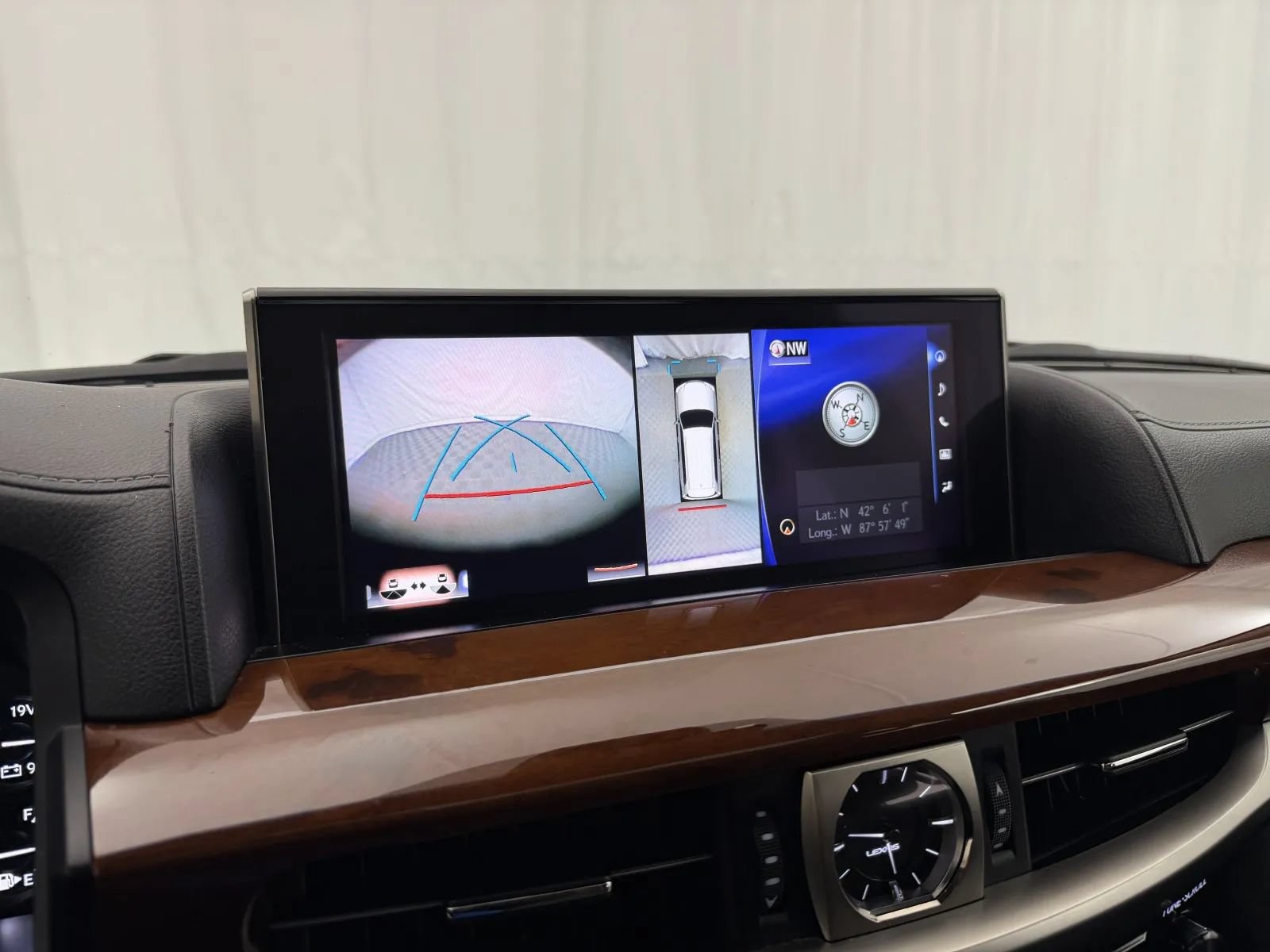 Used 2016 Lexus LX 570 4WD w/ Luxury Package image 17