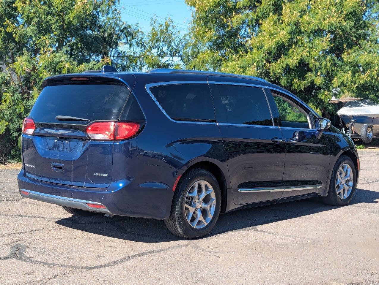 Used 2018 Chrysler Pacifica Limited image 3