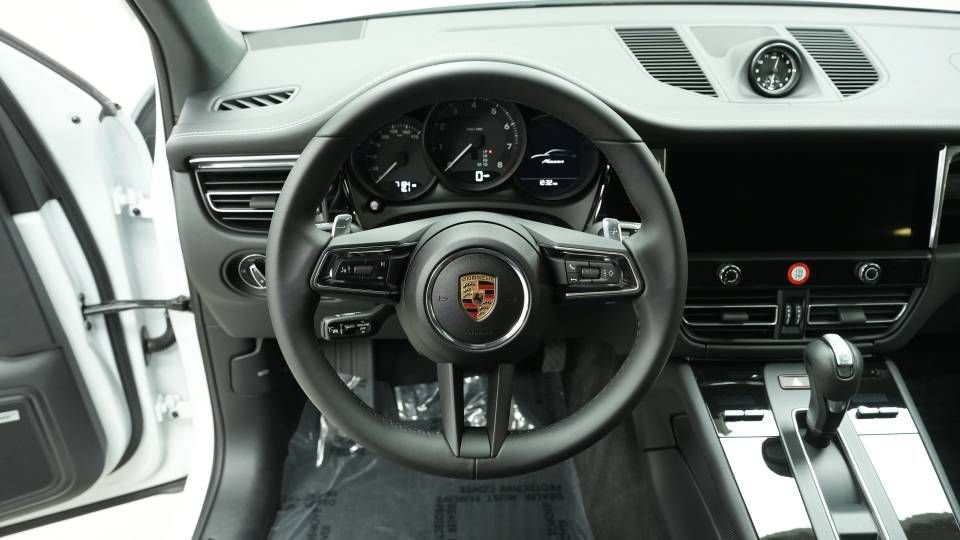 Certified 2025 Porsche Macan AWD/4WD image 13