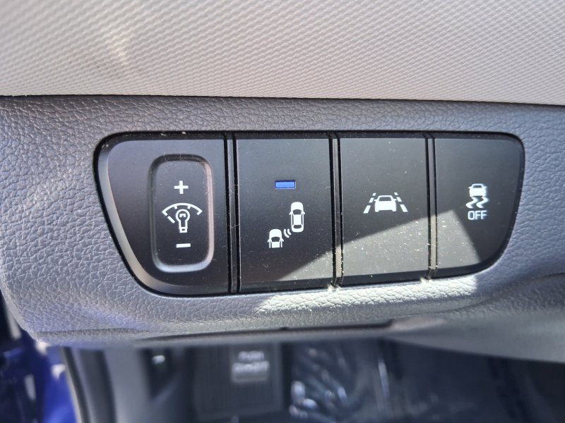 Used 2020 Hyundai Ioniq SE FWD image 17