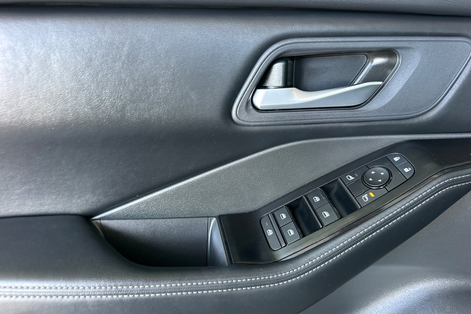 Used 2025 Nissan Rogue SV FWD image 11