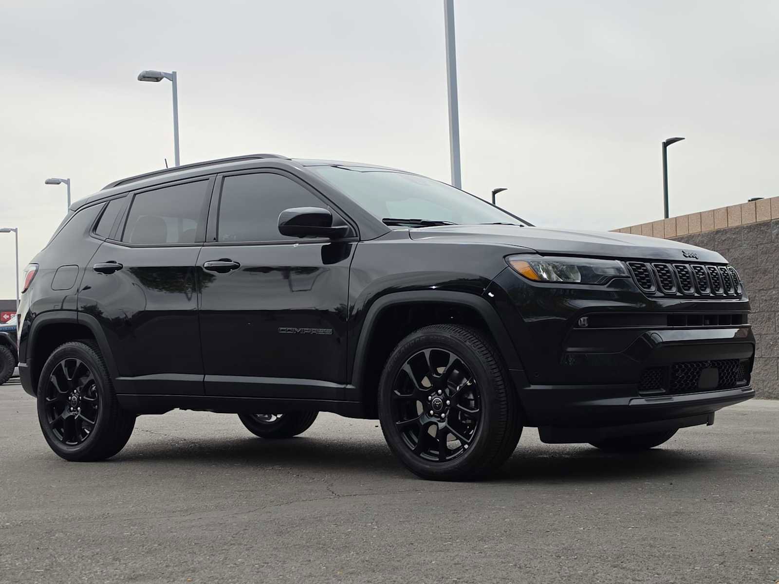 Used 2025 Jeep Compass Latitude w/ Convenience Group AWD/4WD image 3