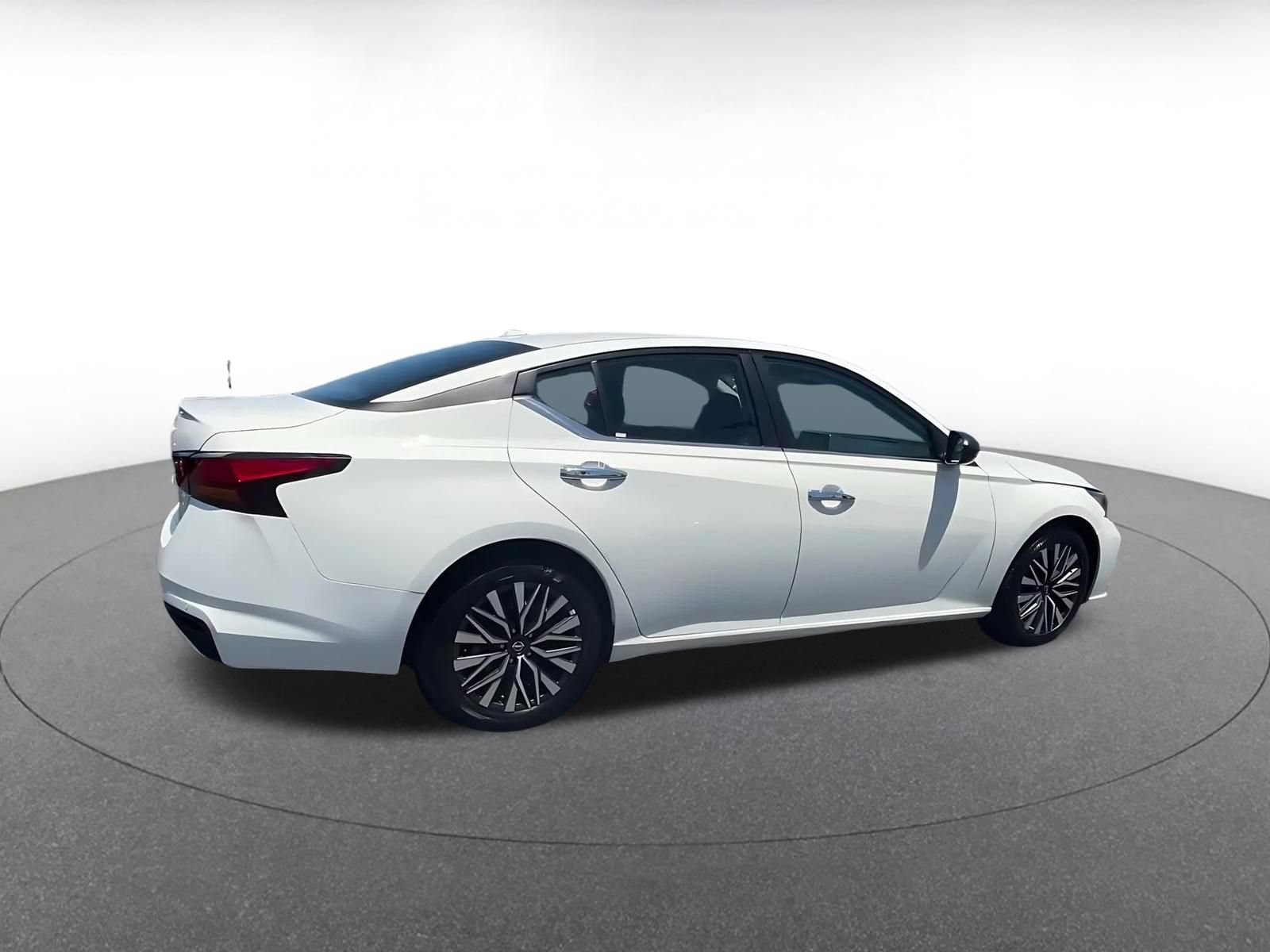 Used 2025 Nissan Altima 2.5 SV FWD image 14