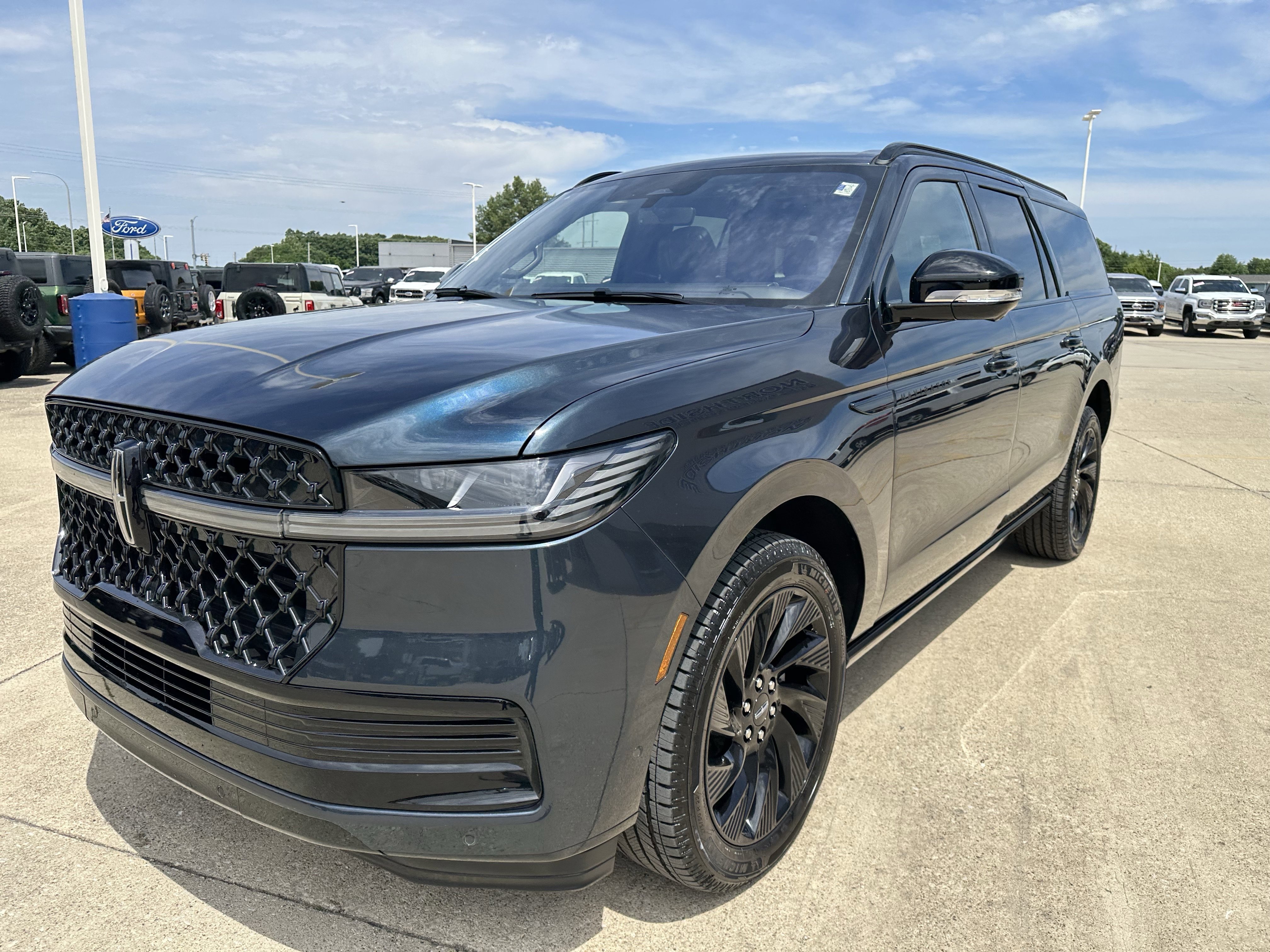 Used 2025 Lincoln Navigator L Reserve w/ Jet Appearance Package AWD/4WD image 9