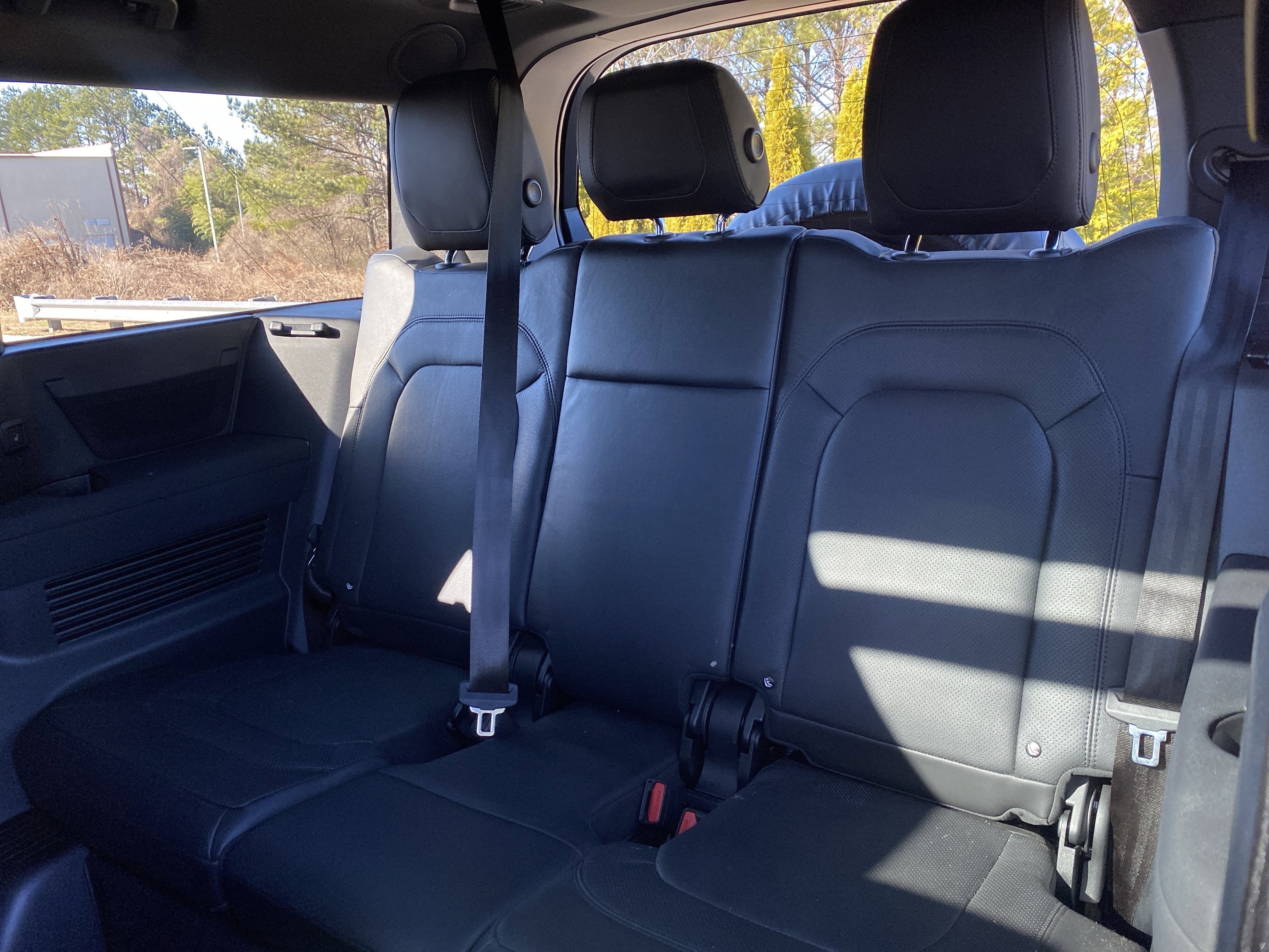 Used 2023 Land Rover Defender 130 X-Dynamic SE image 10