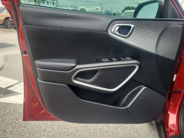 Used 2025 Kia Soul LX w/ LX Technology Package FWD image 17