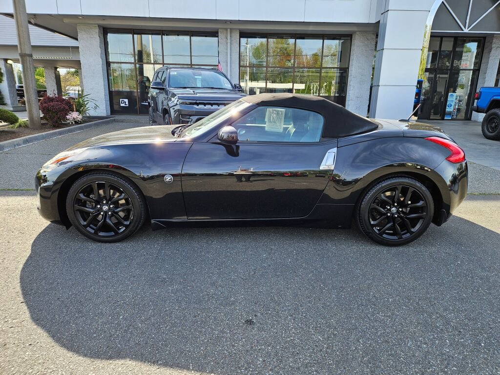 Used 2016 Nissan 370Z Touring RWD image 2